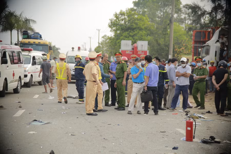Ngay sau khi xảy ra vụ tai nạn, Công an huyện Núi Thành và Công an tỉnh Quảng Nam đã khẩn trương có mặt phong tỏa hiện trường, tham gia khắc phục hậu quả và điều tra, làm rõ nguyên nhân vụ tai nạn. Ảnh: Công an Quảng Nam.