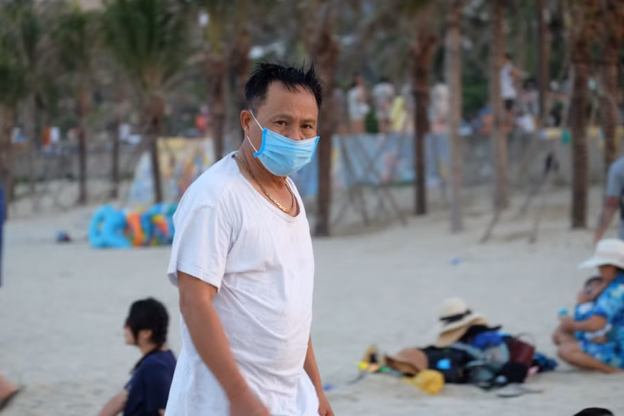 Hàng nghìn du khách đeo khẩu trang đến Đà Nẵng trong ngày đầu tiên nghỉ lễ 30/4 ảnh 11