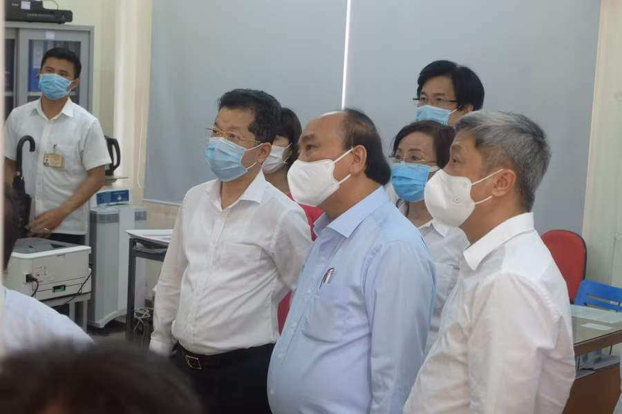 Chủ tịch nước Nguyễn Xuân Phúc kiểm tra công tác phòng chống dịch tại bệnh viện Phổi Đà Nẵng. 