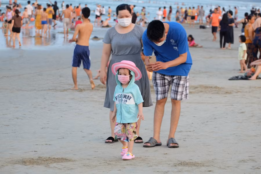 Một gia đình chấp hành nghiêm việc đeo khẩu trang nơi công cộng.