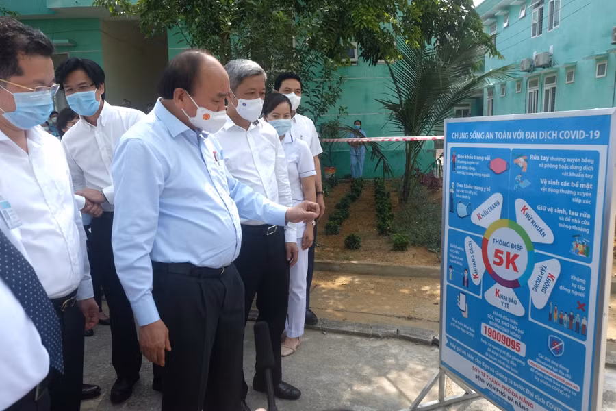 Chủ tịch nước Nguyễn Xuân Phúc kiểm tra công tác phòng chống dịch COVID-19 tại Bệnh viện Phổi Đà Nẵng.