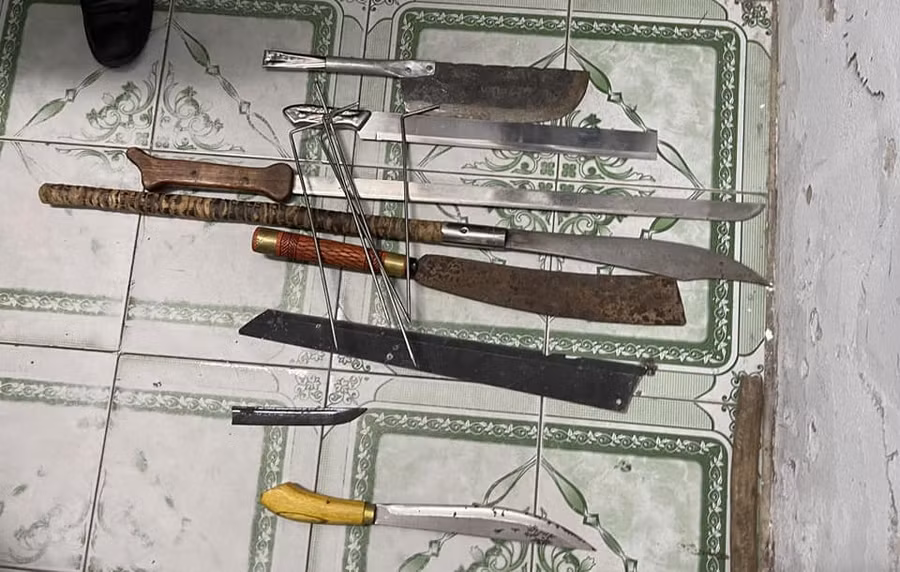 Hung khí mà các đối tượng mang theo để giải quyết mâu thuẫn.