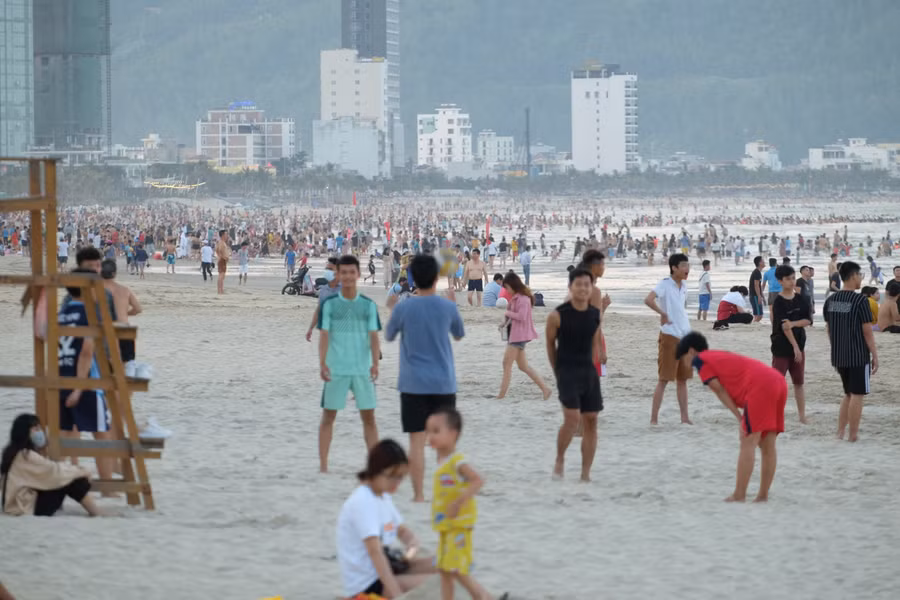 Bãi biển Đà Nẵng chiều 30/4.
