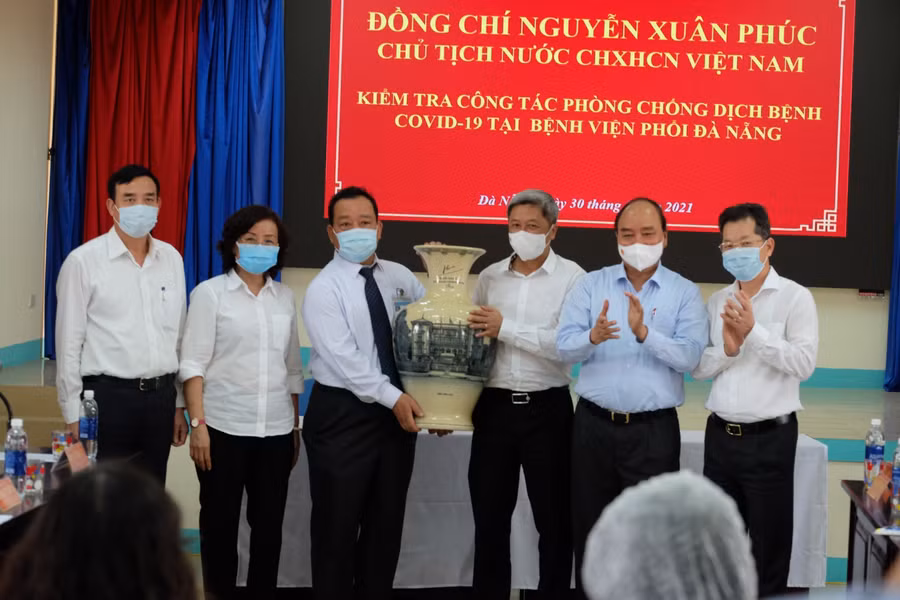 Chủ tịch nước Nguyễn Xuân Phúc tặng quà cho các y bác sĩ Bệnh viện Phổi Đà Nẵng.