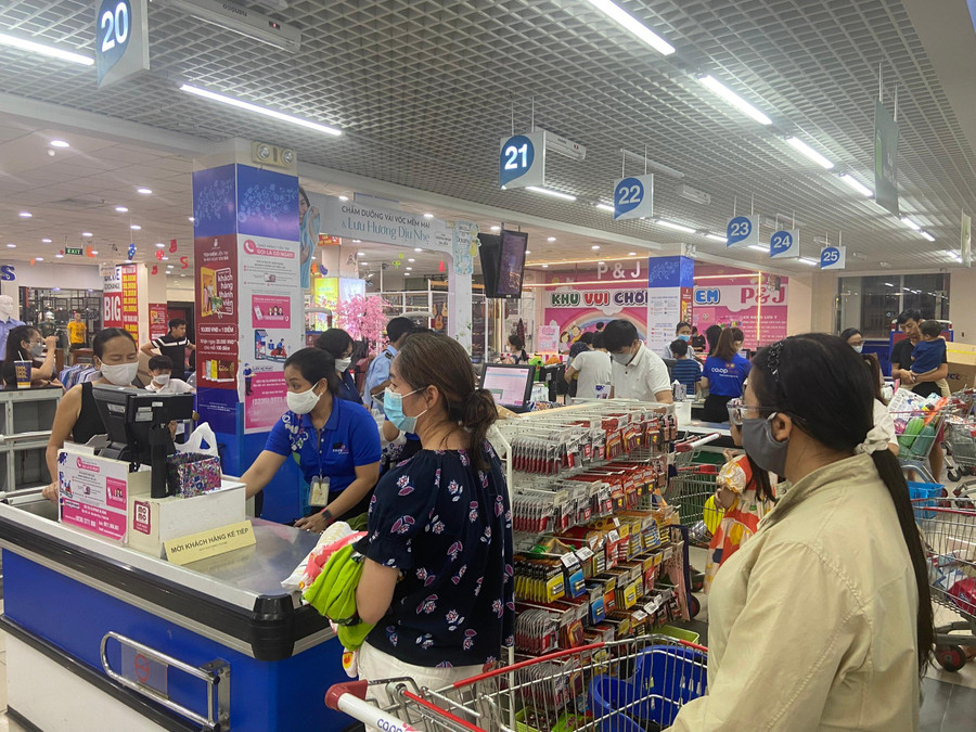 Người dân Đà Nẵng đi chợ trước khi bão Noru ảnh hưởng đến đất liền. Người dân Đà Nẵng đi chợ trước khi bão Noru ảnh hưởng đến đất liền.