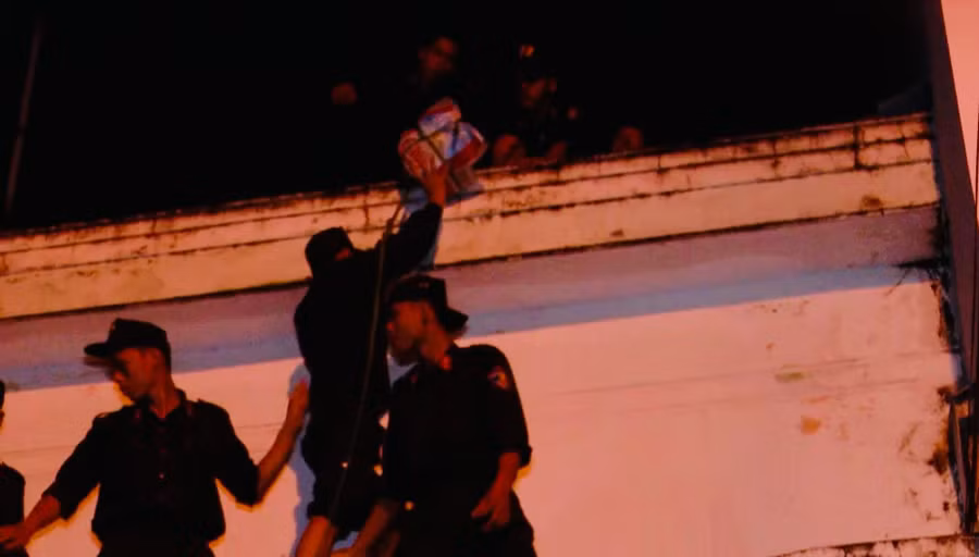 Lực lượng CSCĐ Công an TP. Đà Nẵng xuyên đêm hỗ trợ người dân chằng chống nhà cửa.