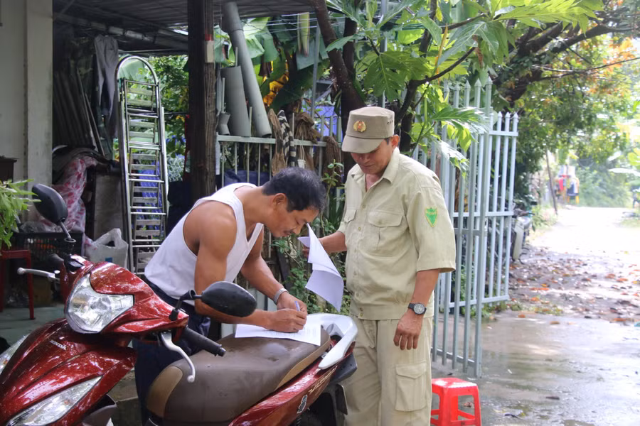 Người dân ký cam kết chấp nhận sơ tán đến nơi an toàn để tránh bão.