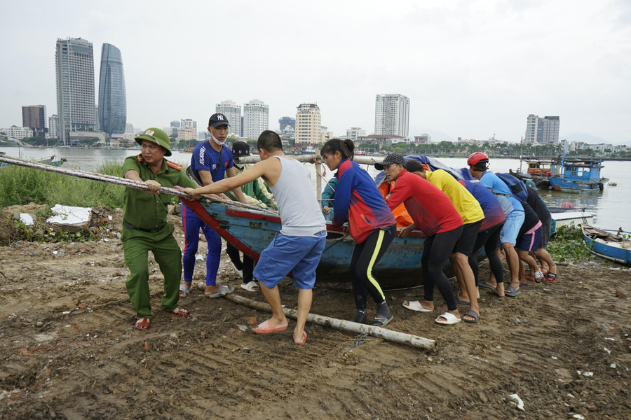 Công an cùng với người dân đưa thuyền lên bờ để tránh bão Noru. Công an cùng với người dân đưa thuyền lên bờ để tránh bão Noru.