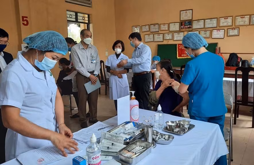 Người dân trên địa bàn xã Sơn Cẩm, TP Thái Nguyên được tiêm vắc xin phòng Covid-19.