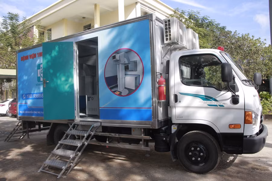 Xe lưu động chụp XQuang tích hợp công nghệ AI phục vụ cho người dân.