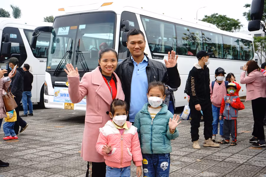 Một gia đình đang làm công nhân ở Đà Nẵng lên xe về quê đón Tết. Ảnh: Vinh Hoàng. 