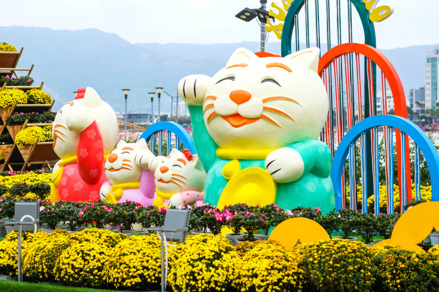 Tiểu cảnh mèo tại đường hoa Xuân Quý Mão khu vực đường Bạch Đằng. Ảnh: Hoàng Vinh. Tiểu cảnh mèo tại đường hoa Xuân Quý Mão khu vực đường Bạch Đằng. Ảnh: Hoàng Vinh.