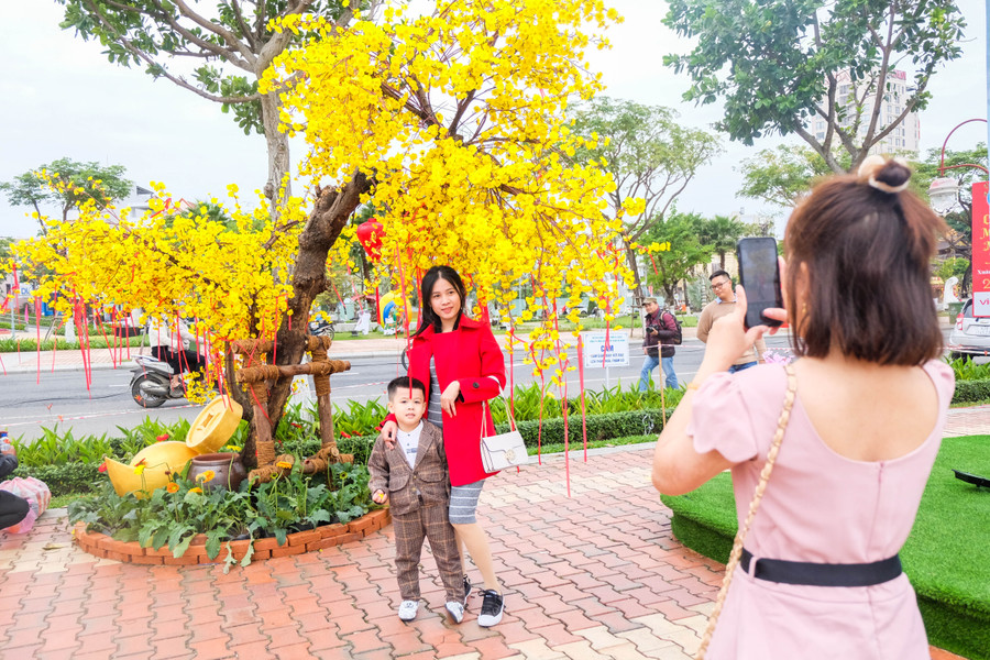 Đường hoa Xuân Đà Nẵng được trang trí mang đậm bản sắc Tết truyền thống. Ảnh: Hoàng Vinh. Đường hoa Xuân Đà Nẵng được trang trí mang đậm bản sắc Tết truyền thống. Ảnh: Hoàng Vinh.