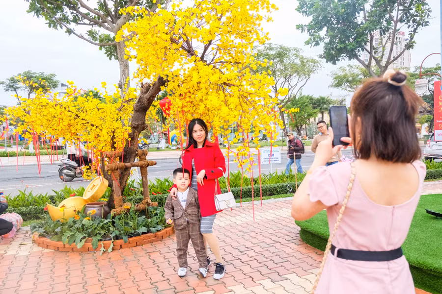 Đường hoa Xuân Đà Nẵng được trang trí mang đậm bản sắc Tết truyền thống. Ảnh: Hoàng Vinh.