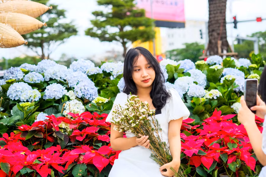 Giới trẻ xúng xính váy áo check-in đường hoa. Ảnh: Hoàng Vinh.