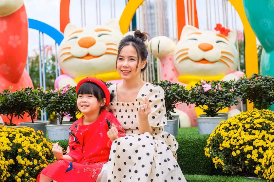 Hai mẹ con xinh tươi check-in tại đường hoa Xuân Đà Nẵng. Ảnh: Hoàng Vinh. 