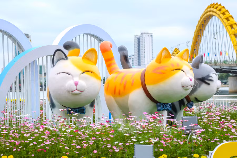 Linh vật mèo được trang trí bên cạnh cầu Rồng. Ảnh: Hoàng Vinh.