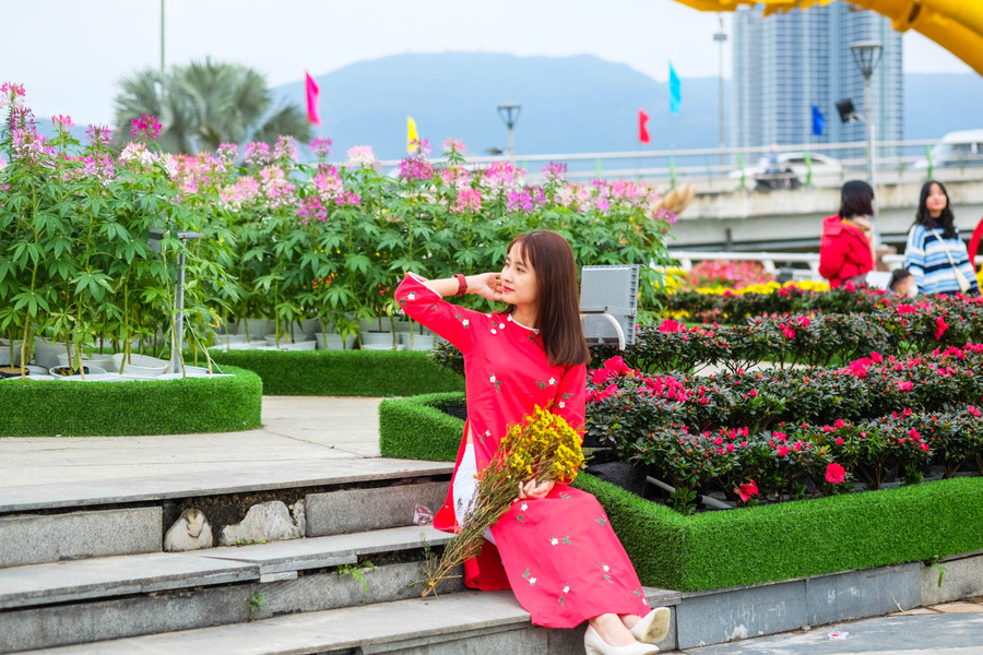 Tạo dáng bên vườn hoa. Ảnh: Hoàng Vinh. Tạo dáng bên vườn hoa. Ảnh: Hoàng Vinh.