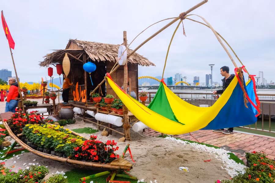 Các gian nhà xưa được tái hiện. Ảnh: Hoàng Vinh.