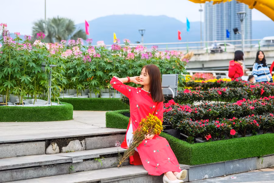 Tạo dáng bên vườn hoa. Ảnh: Hoàng Vinh.