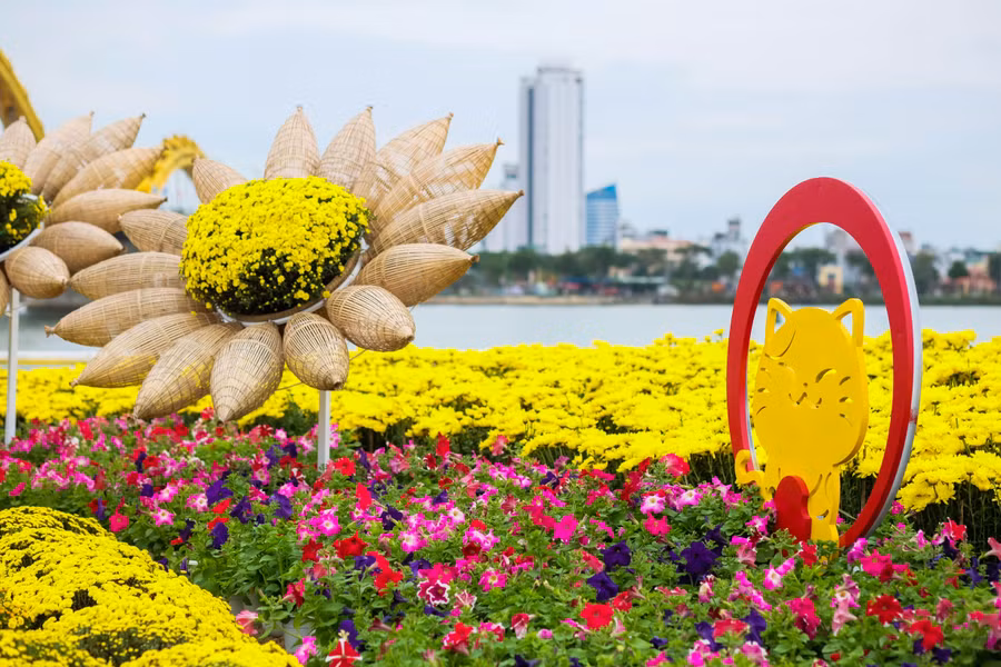 Rất nhiều giỏ hoa, chậu hoa được trang trí đặc sắc trong tiểu cảnh một vườn hoa lộng lẫy bên bờ sông Hàn lộng gió. Ảnh: Hoàng Vinh.