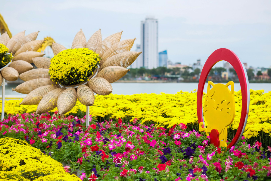 Rất nhiều giỏ hoa, chậu hoa được trang trí đặc sắc trong tiểu cảnh một vườn hoa lộng lẫy bên bờ sông Hàn lộng gió. Ảnh: Hoàng Vinh. Rất nhiều giỏ hoa, chậu hoa được trang trí đặc sắc trong tiểu cảnh một vườn hoa lộng lẫy bên bờ sông Hàn lộng gió. Ảnh: Hoàng Vinh.