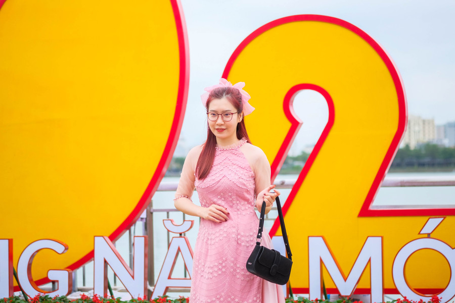 Các bạn trẻ có mặt từ sớm để tranh thủ check in đường hoa Xuân Quý Mão. Ảnh: Hoàng Vinh. Các bạn trẻ có mặt từ sớm để tranh thủ check in đường hoa Xuân Quý Mão. Ảnh: Hoàng Vinh.