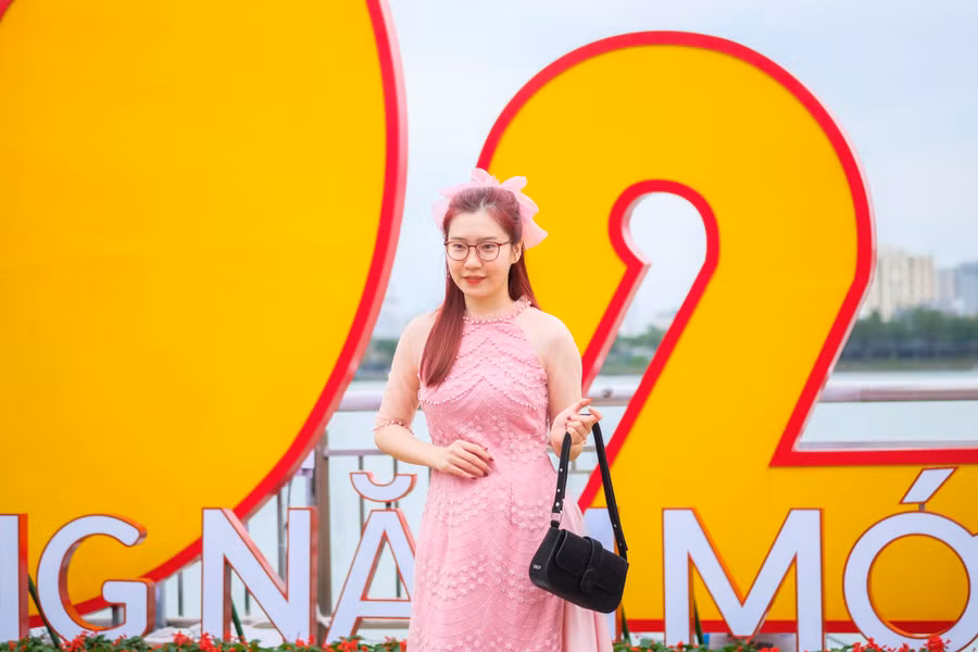 Các bạn trẻ có mặt từ sớm để tranh thủ check in đường hoa Xuân Quý Mão. Ảnh: Hoàng Vinh.