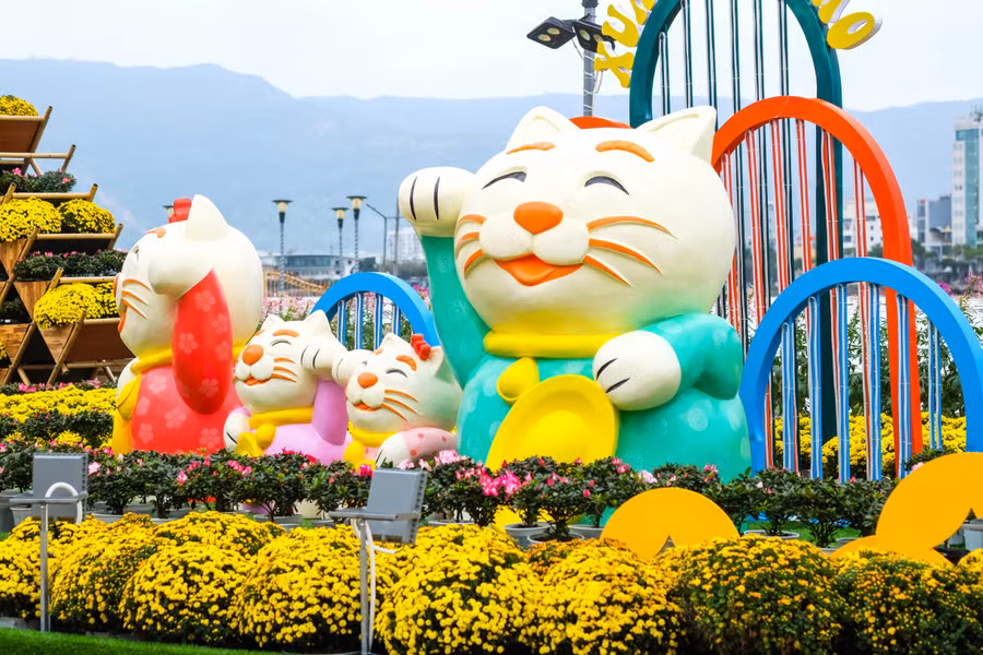 Tiểu cảnh mèo tại đường hoa Xuân Quý Mão khu vực đường Bạch Đằng. Ảnh: Hoàng Vinh.