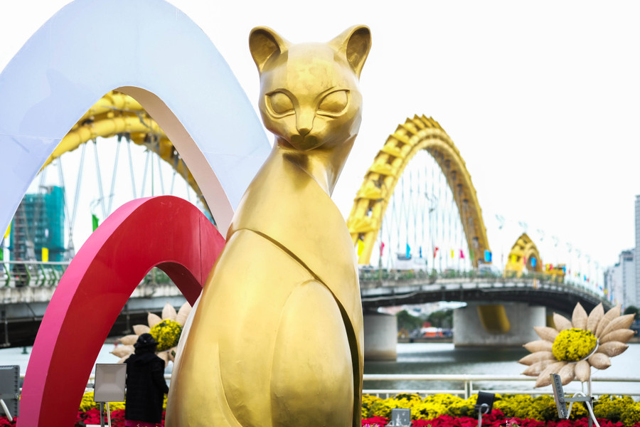 Chú mèo được trang trí tại khu vực cầu Rồng. Ảnh: Hoàng Vinh. Chú mèo được trang trí tại khu vực cầu Rồng. Ảnh: Hoàng Vinh.