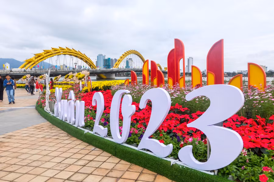 Với muôn ngàn sắc hoa, các tuyến đường trở nên rực rỡ, vô cùng bắt mắt. Ảnh: Hoàng Vinh.