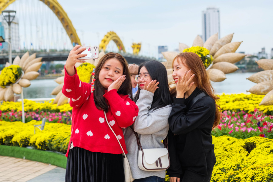 Lưu lại những khoảnh khắc ngày Xuân. Ảnh: Hoàng Vinh. Lưu lại những khoảnh khắc ngày Xuân. Ảnh: Hoàng Vinh.