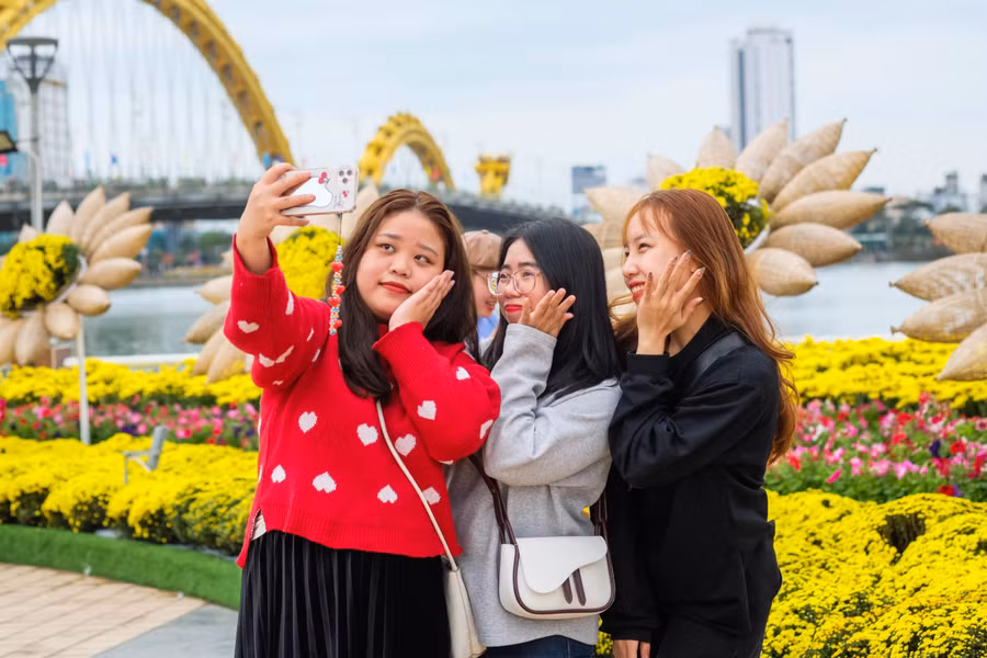 Lưu lại những khoảnh khắc ngày Xuân. Ảnh: Hoàng Vinh.