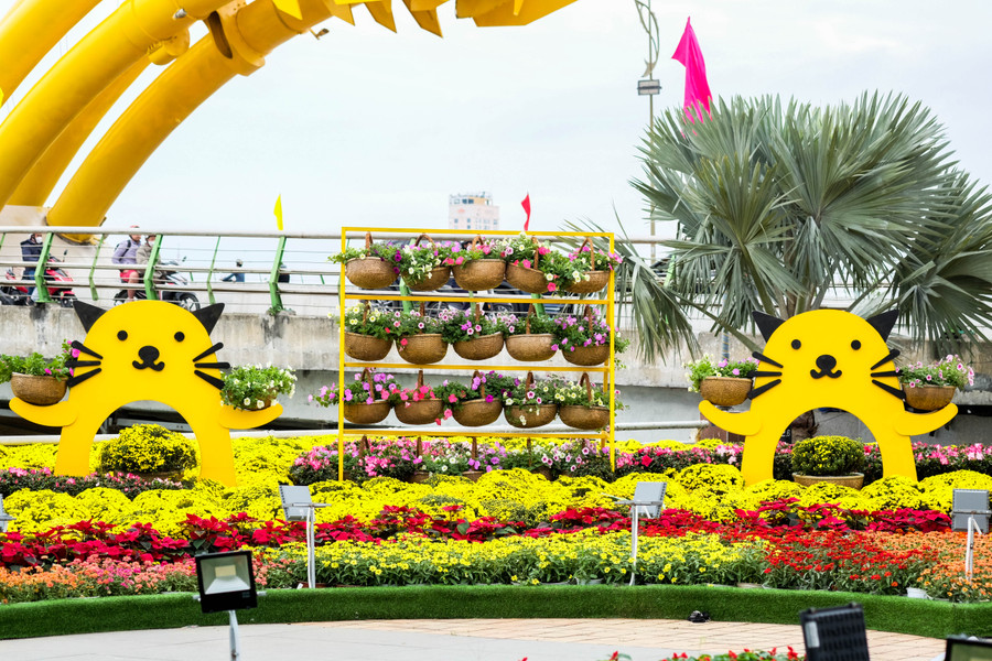 Linh vật được chế tạo bằng hộp mica kết hợp đèn led tạo hiệu ứng ánh sáng về đêm. Ảnh: Hoàng Vinh. Linh vật được chế tạo bằng hộp mica kết hợp đèn led tạo hiệu ứng ánh sáng về đêm. Ảnh: Hoàng Vinh.