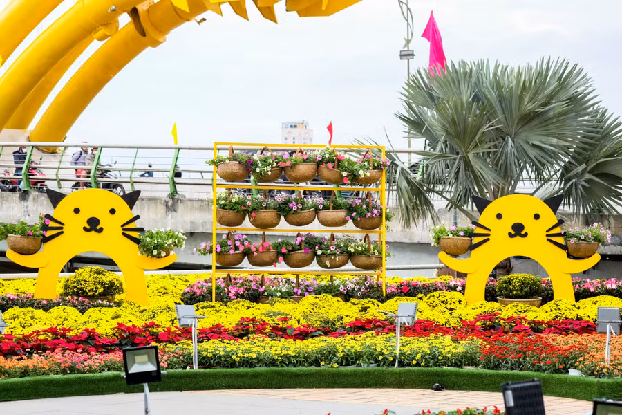 Linh vật được chế tạo bằng hộp mica kết hợp đèn led tạo hiệu ứng ánh sáng về đêm. Ảnh: Hoàng Vinh.