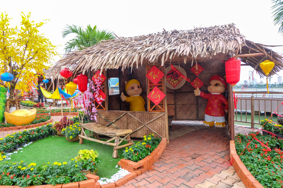 Gồm Trung tâm hành chính TP, đường Thành Điện Hải; Quảng trường phía Nam đuôi Cầu Rồng (phía quận Hải Châu); Vỉa hè trước số 12 Trần Phú; Trước vỉa hè 32 Bạch Đằng; Trước vỉa hè 23 Trần Phú; Quảng trường phía Bắc đầu Cầu Rồng (phía quận Sơn Trà). Ảnh: Hoàng Vinh. Gồm Trung tâm hành chính TP, đường Thành Điện Hải; Quảng trường phía Nam đuôi Cầu Rồng (phía quận Hải Châu); Vỉa hè trước số 12 Trần Phú; Trước vỉa hè 32 Bạch Đằng; Trước vỉa hè 23 Trần Phú; Quảng trường phía Bắc đầu Cầu Rồng (phía quận Sơn Trà). Ảnh: Hoàng Vinh.