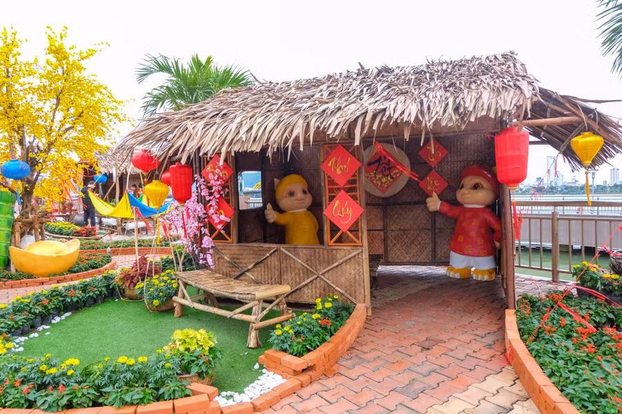 Gồm Trung tâm hành chính TP, đường Thành Điện Hải; Quảng trường phía Nam đuôi Cầu Rồng (phía quận Hải Châu); Vỉa hè trước số 12 Trần Phú; Trước vỉa hè 32 Bạch Đằng; Trước vỉa hè 23 Trần Phú; Quảng trường phía Bắc đầu Cầu Rồng (phía quận Sơn Trà). Ảnh: Hoàng Vinh.