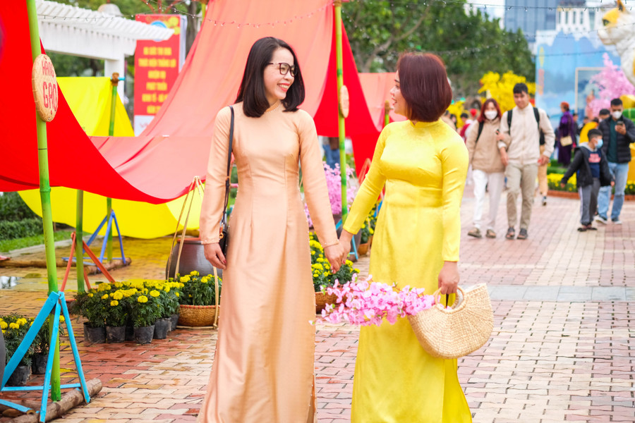 Chị em duyên dáng trong trang phục áo dài chụp ảnh tại đường hoa Xuân. Ảnh: Hoàng Vinh. Chị em duyên dáng trong trang phục áo dài chụp ảnh tại đường hoa Xuân. Ảnh: Hoàng Vinh.