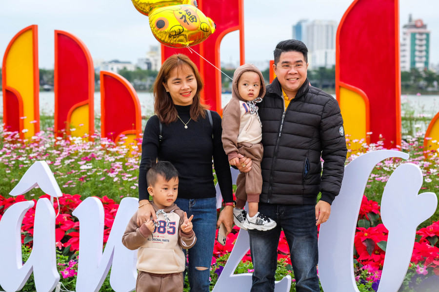 Nhiều gia đình đến thưởng lãm đường hoa Xuân Quý Mão. Ảnh: Hoàng Vinh. Nhiều gia đình đến thưởng lãm đường hoa Xuân Quý Mão. Ảnh: Hoàng Vinh.