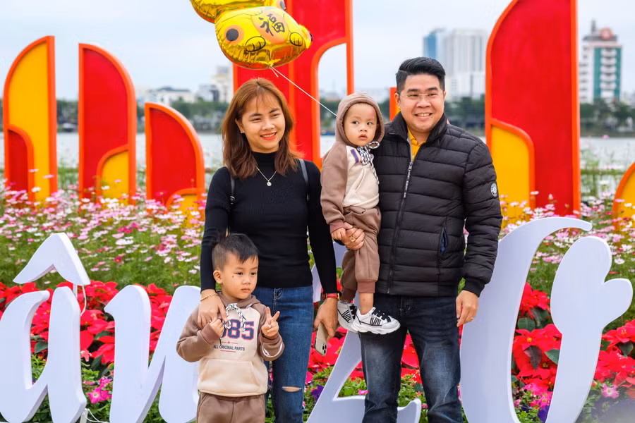 Nhiều gia đình đến thưởng lãm đường hoa Xuân Quý Mão. Ảnh: Hoàng Vinh.