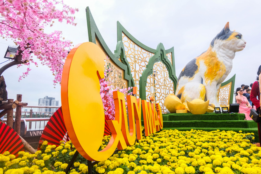 Linh vật mèo cao hơn 2m khiến người người dân và du khách trầm trồ, thích thú. Ảnh: Hoàng Vinh. Linh vật mèo cao hơn 2m khiến người người dân và du khách trầm trồ, thích thú. Ảnh: Hoàng Vinh.