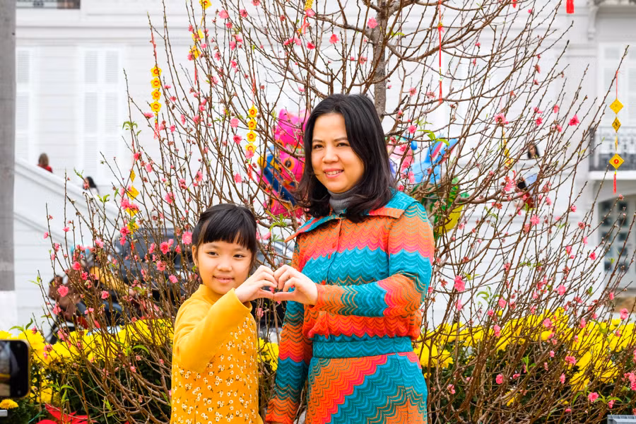 Đường hoa thu hút rất nhiều gia đình đến thưởng lãm và chụp ảnh. Ảnh: Hoàng Vinh.