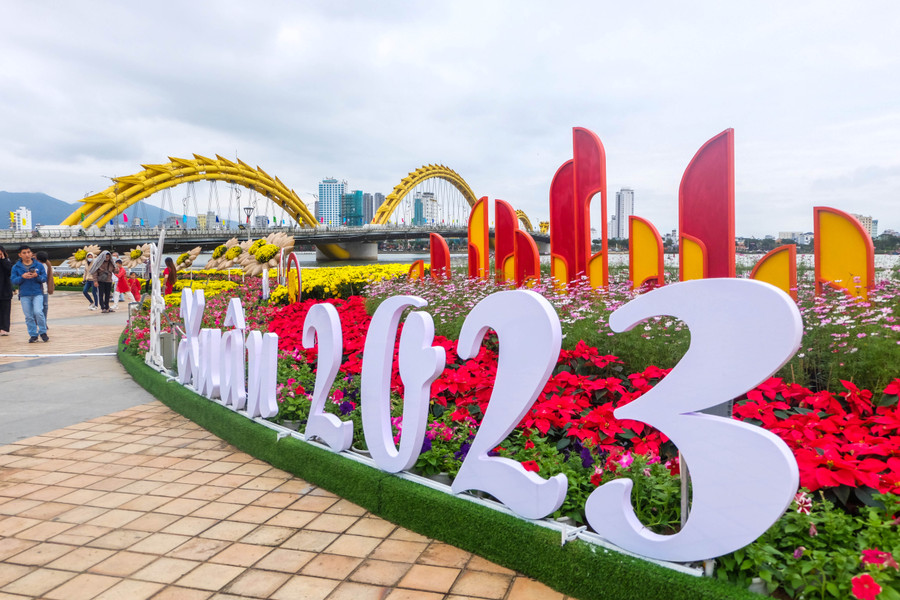 Với muôn ngàn sắc hoa, các tuyến đường trở nên rực rỡ, vô cùng bắt mắt. Ảnh: Hoàng Vinh. Với muôn ngàn sắc hoa, các tuyến đường trở nên rực rỡ, vô cùng bắt mắt. Ảnh: Hoàng Vinh.