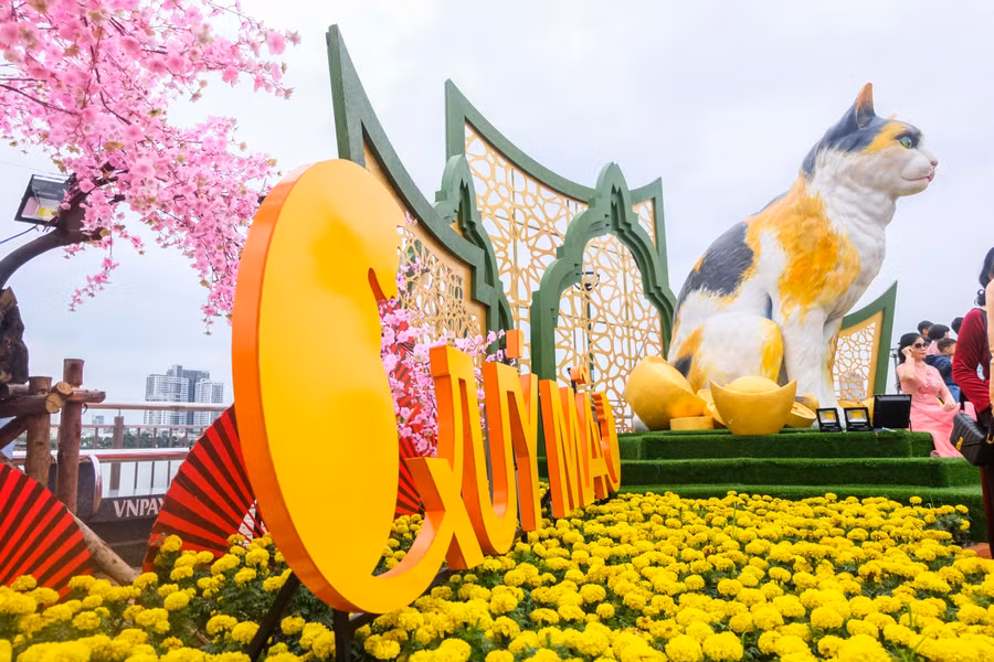 Linh vật mèo cao hơn 2m khiến người người dân và du khách trầm trồ, thích thú. Ảnh: Hoàng Vinh.