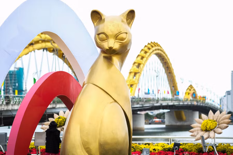 Chú mèo được trang trí tại khu vực cầu Rồng. Ảnh: Hoàng Vinh.