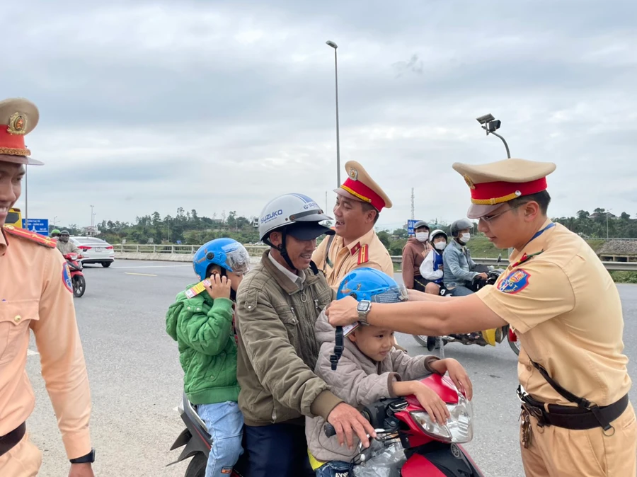 CSGT Đà Nẵng tặng mũ bảo hiểm cho các em nhỏ theo ba mẹ về quê ăn Tết. Ảnh: Công an Đà Nẵng. 