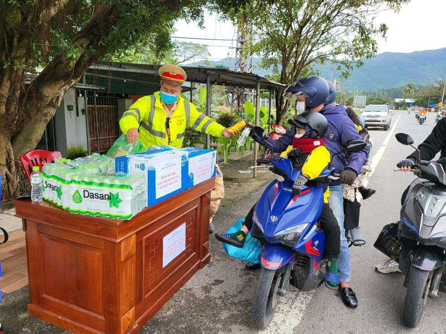 Những suất quà nhỏ nhưng đầy ắp nghĩa tình của lực lượng CSGT Công an TP. Đà Nẵng. Ảnh: Công an Đà Nẵng. Những suất quà nhỏ nhưng đầy ắp nghĩa tình của lực lượng CSGT Công an TP. Đà Nẵng. Ảnh: Công an Đà Nẵng.