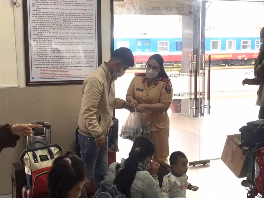 Hội phụ nữ Phòng CSGT Công an TP. Đà Nẵng tặng quà cho người dân trong lúc chờ tàu tại Ga Đà Nẵng. Ảnh: Công an Đà Nẵng.
