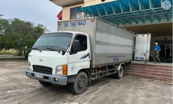 Phương tiện ô tô tải vận chuyển 2.094 chai rượu do nước ngoài sản xuất bị cơ quan chức năng phát hiện, bắt giữ.