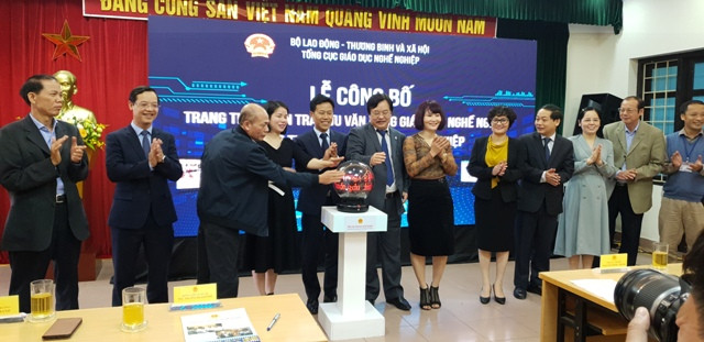 Các đại biểu thực hiện nghi thức khai trương